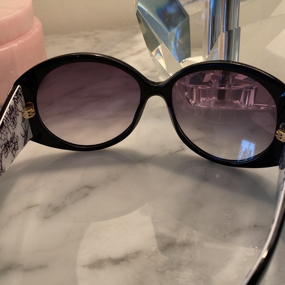 Authentic Gucci Sunglasses - Picture 5 of 11
